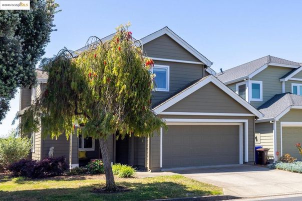 Attached, Exterior, Facade, American Craftsman