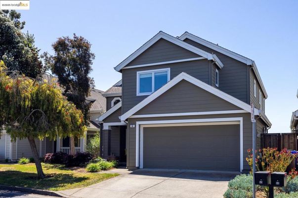 Attached, Exterior, Facade, American Craftsman