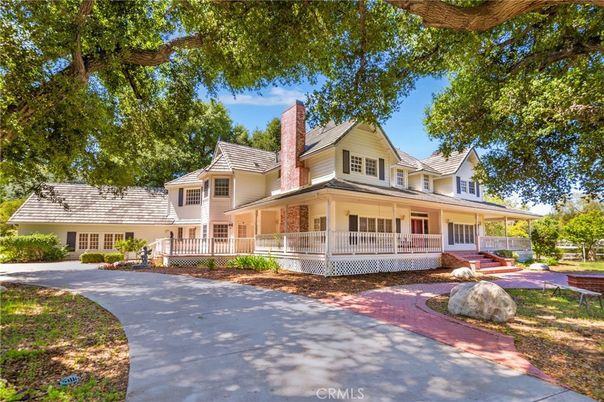 Backyard, Exterior, Facade, Queen Anne Victorian