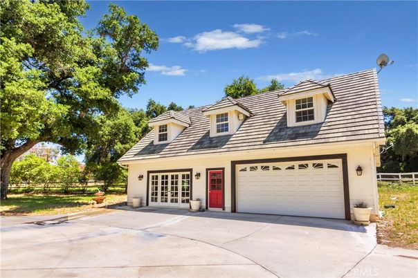 Attached, Exterior, Facade, Cape Cod