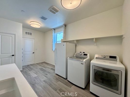 Interior, Washer, Wood Texture Flooring