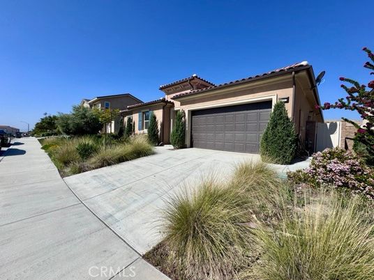 Attached, Exterior, Facade, Mediterranean