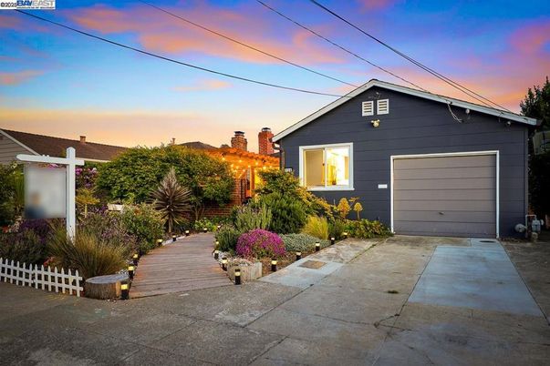 Attached, Exterior, Facade, American Craftsman
