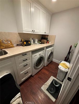 Interior, Recessed Lighting, Washer, Wood Texture Flooring