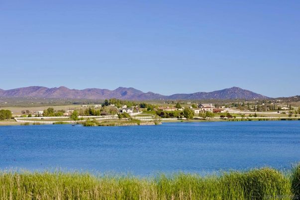 Exterior, Lake