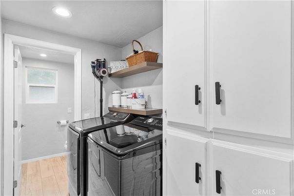 Interior, Recessed Lighting, Washer, Wood Texture Flooring