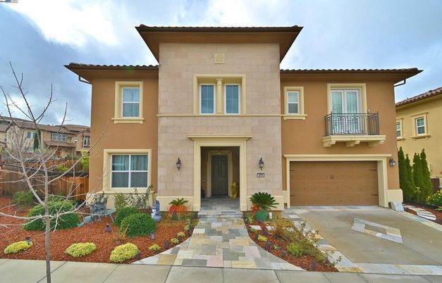 Attached, Exterior, Facade, Mediterranean