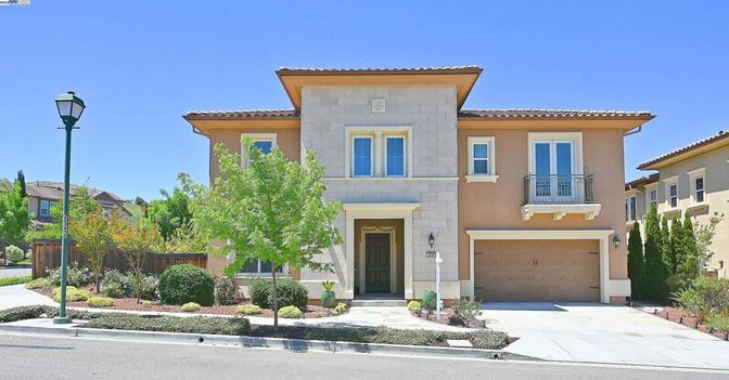 Attached, Exterior, Facade, Mediterranean