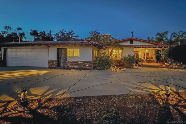 Attached, Exterior, Facade, Ranch