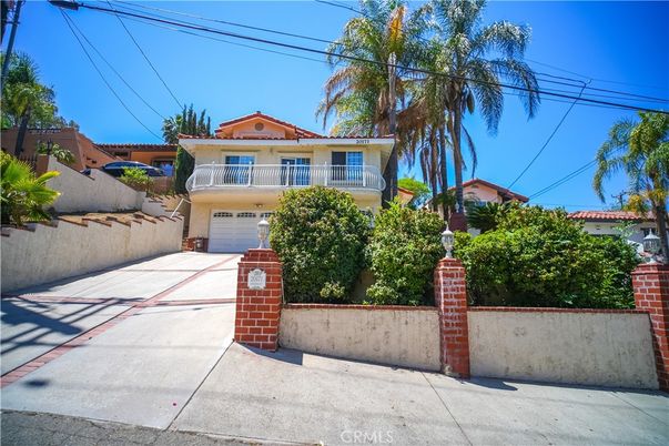 Attached, Exterior, Facade, Mediterranean