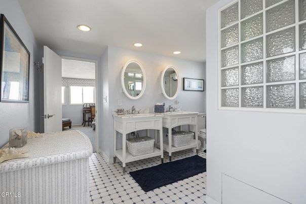Bathroom, Interior, Recessed Lighting