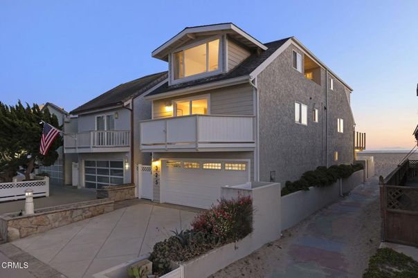 Attached, Exterior, Facade, Modern