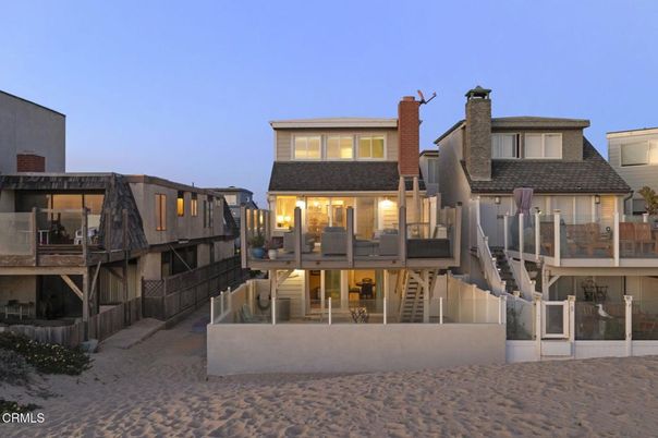 Exterior, Facade, Modern