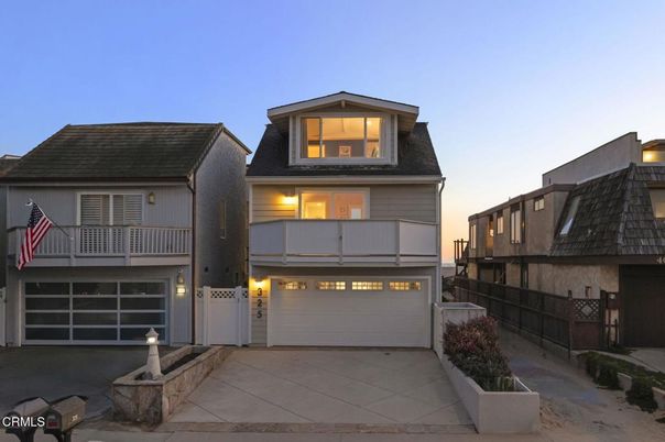 Attached, Exterior, Facade, Modern