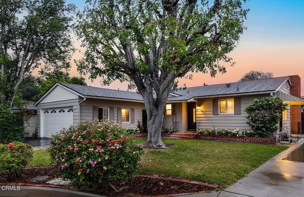 Attached, Exterior, Facade, Ranch