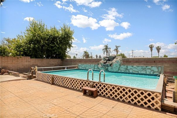 Exterior, Pool