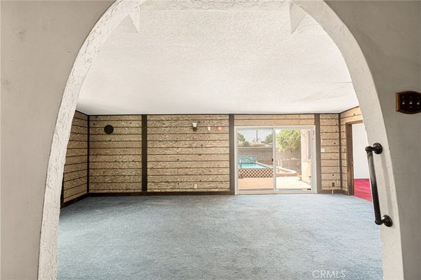 Empty room, Interior
