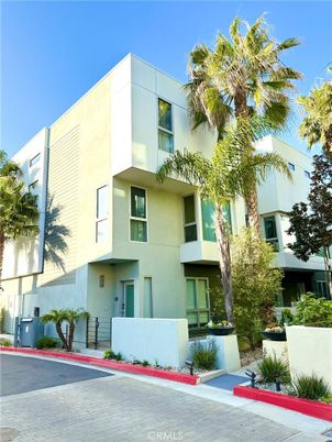 Exterior, Facade, Modern