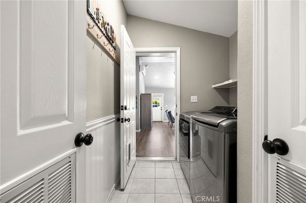 Interior, Washer, Wood Texture Flooring