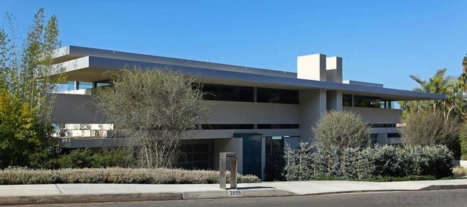 Exterior, Facade, Modern