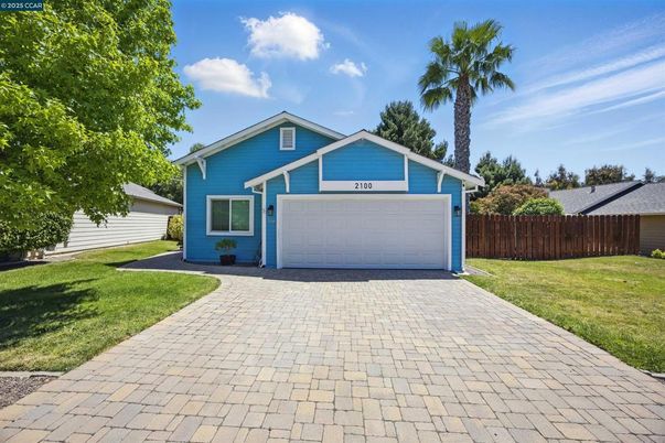 Attached, Exterior, Facade, Ranch