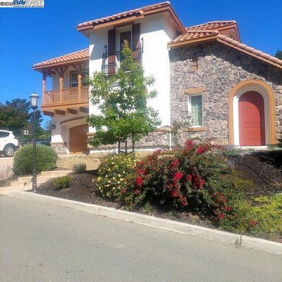 Attached, Exterior, Facade, Mediterranean