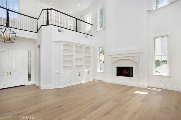 Chandelier, Fireplace, Interior, Recessed Lighting, Wood Texture Flooring