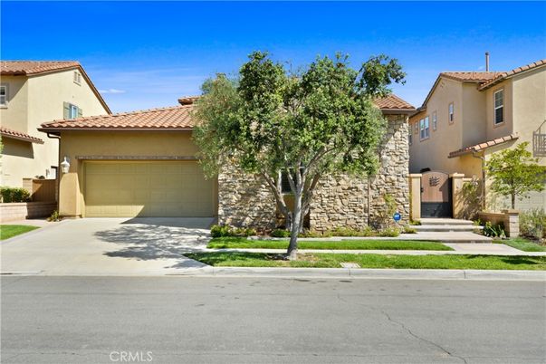 Attached, Exterior, Facade, Mediterranean