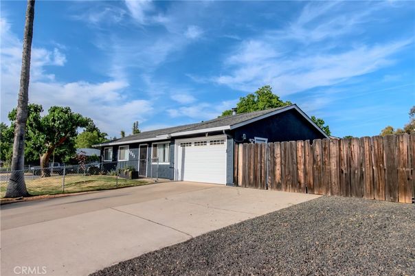 Attached, Exterior, Facade, Ranch