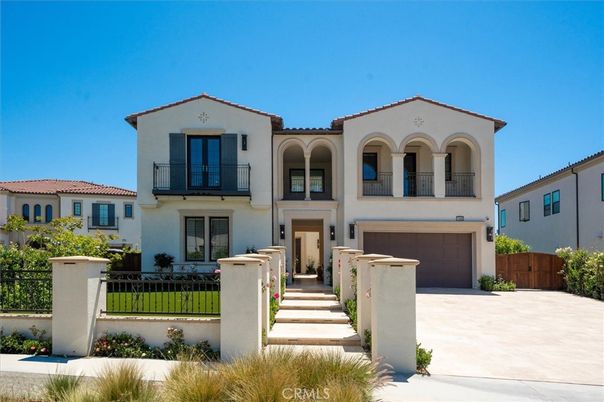 Attached, Exterior, Facade, Mediterranean