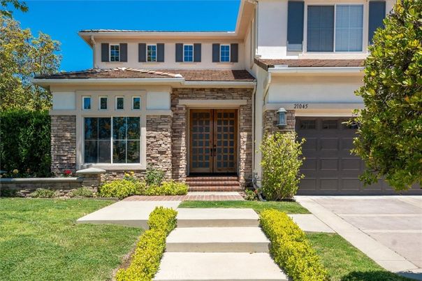 Attached, Exterior, Facade, Mediterranean
