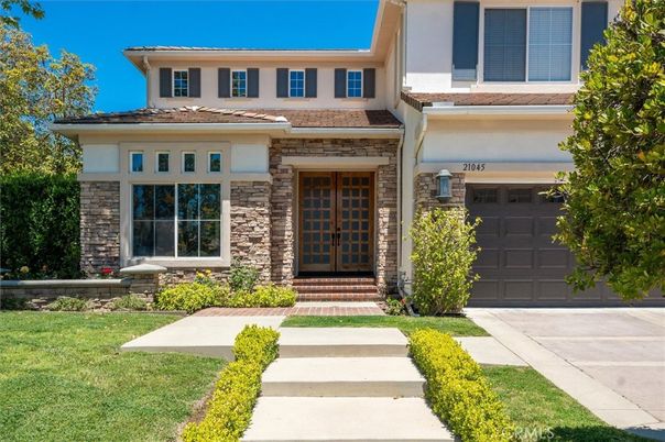 Attached, Exterior, Facade, Mediterranean