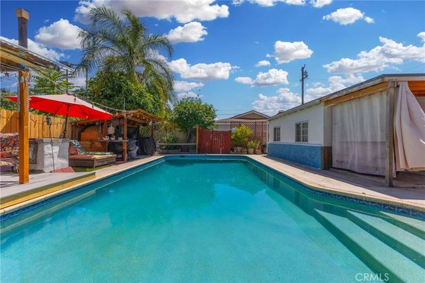Exterior, Pool