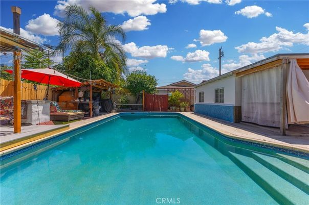Exterior, Pool