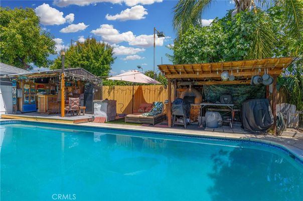 Exterior, Pool