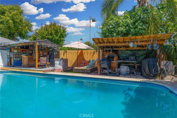 Exterior, Pool