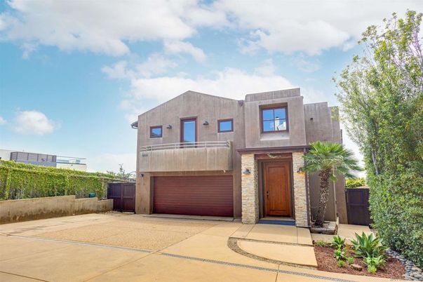 Attached, Exterior, Facade, Modern
