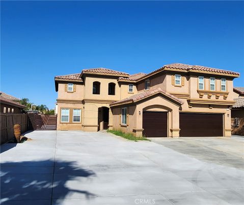 Attached, Exterior, Facade, Mediterranean