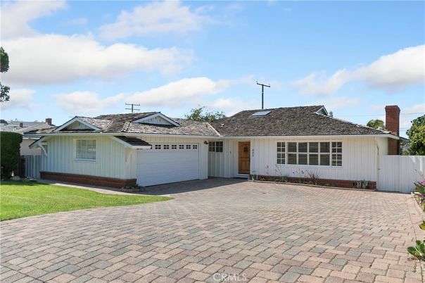 Attached, Exterior, Facade, Ranch