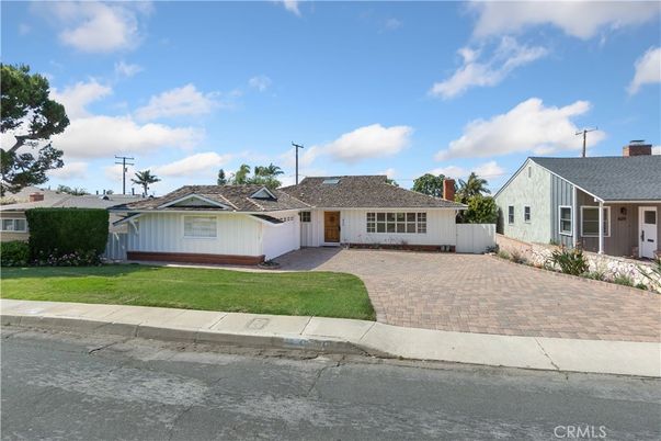Exterior, Facade, Ranch