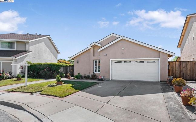 Attached, Exterior, Facade, American Craftsman