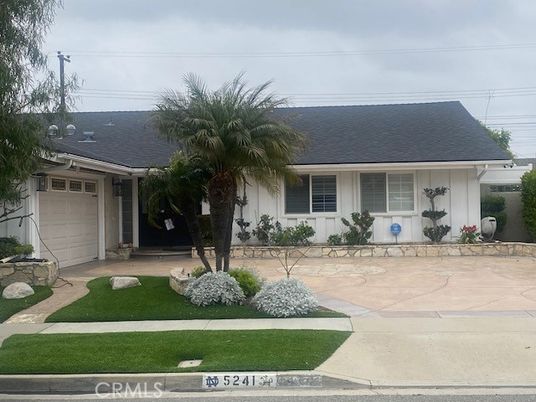 Attached, Exterior, Facade, Ranch
