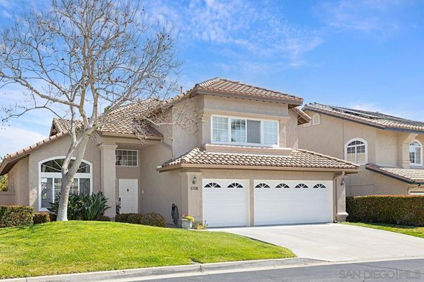 Attached, Exterior, Facade, Mediterranean