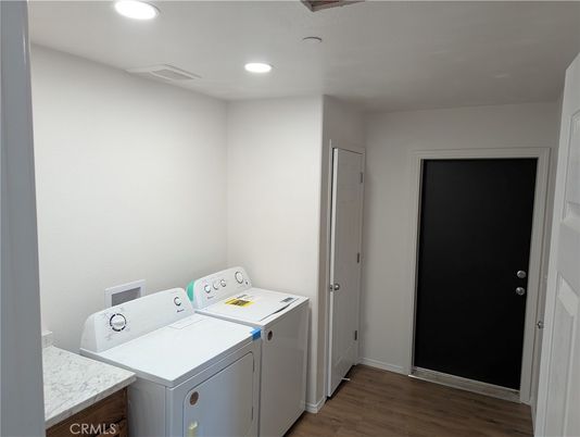 Interior, Recessed Lighting, Washer, Wood Texture Flooring