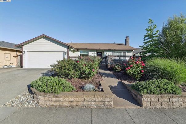 Attached, Exterior, Facade, Ranch