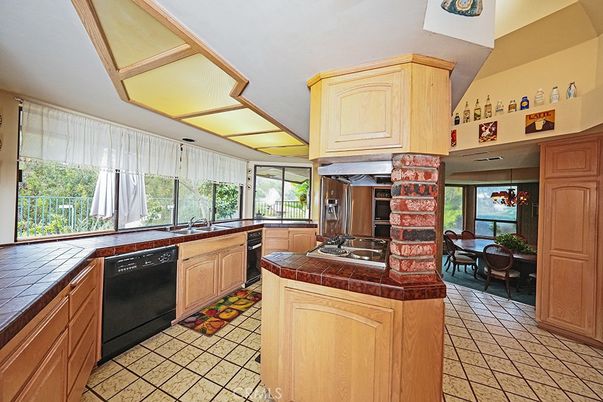 Chandelier, Dining room, Interior, Kitchen, Tile Countertops
