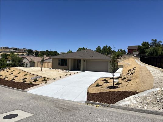 Attached, Exterior, Facade, Ranch