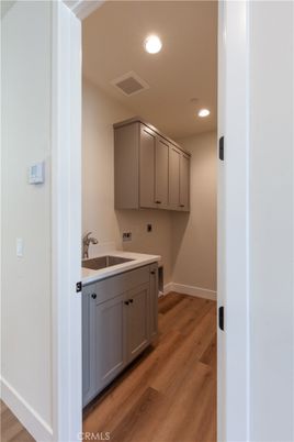Interior, Recessed Lighting, Washer, Wood Texture Flooring