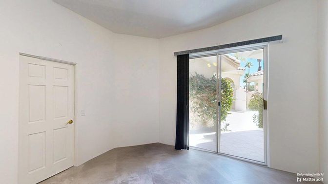 Empty room, Interior