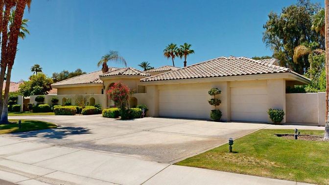 Attached, Exterior, Facade, Mediterranean